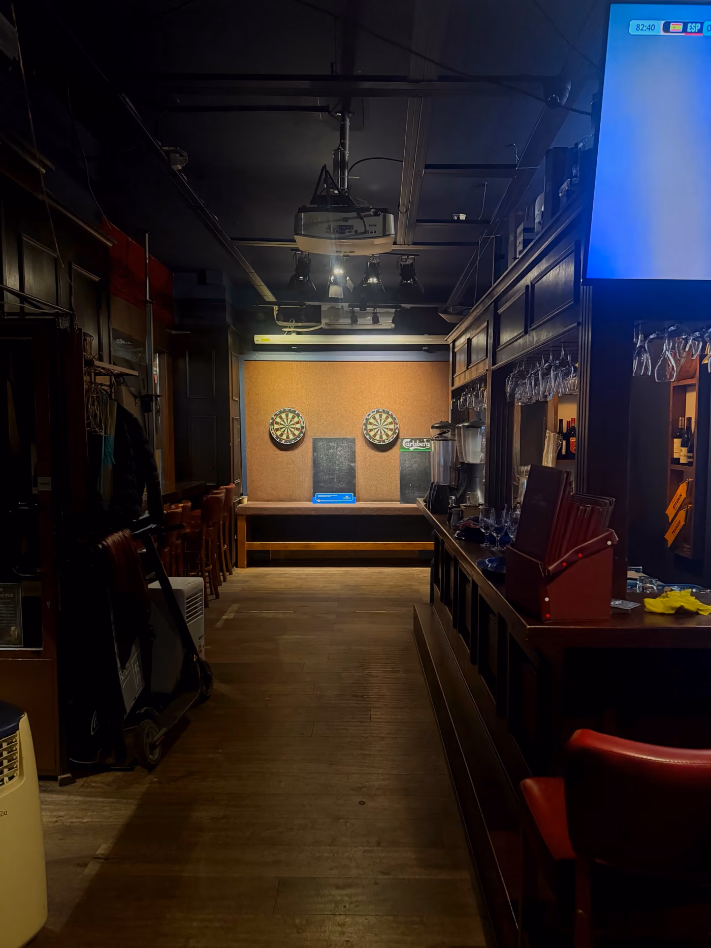 L'intérieur du Corner Pub vers le coin fléchettes